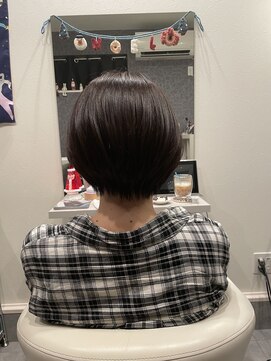 ノエル(Noel) 長めバングの前下がりショートグラ