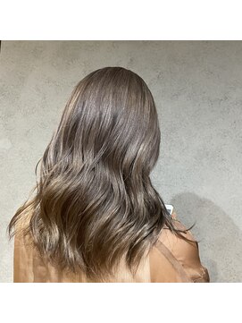 ヘアサロンM 新宿 ミルクティーグレージュ
