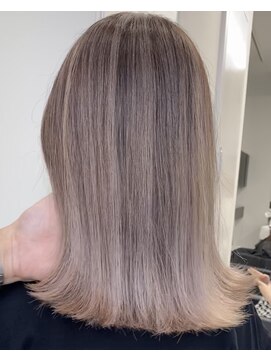 アライブ キチジョウジ(ALIVE Kichijoji) エアータッチバレイヤージュ白髪ぼかし／ケアブリーチハイライト