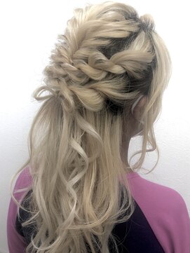 ライブトレア(LIVE TOREA) ハーフアップアレンジ