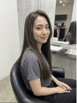 モエバイアリア(Moe by aria)&nbsp;ロングスタイルにハイライトカラー