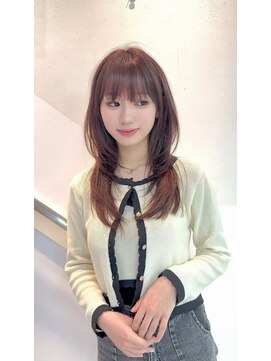 アナ ラーナ(Anna Lanna) くびれレイヤー×艶ブラウンの大人可愛いミディアム