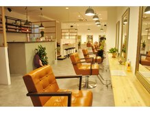 オレガ ヘアー(Orega hair)の雰囲気（9席の広々店内で、開放的な空間ですよ！）