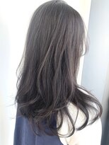 透明感と深みのブルーグレージュ。