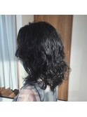 黒髪ミディアムウェーブパーマ
