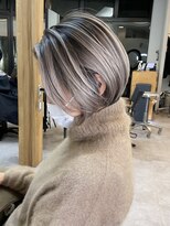 ヌエン 渋谷(NU/EN)&nbsp;冬のトレンド外国人バレイヤージュとハンサムショートのホワイト