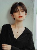 前髪に長さを残した大人っぽいショートスタイル