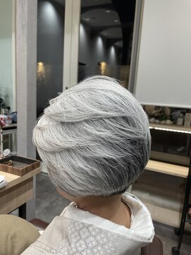 ビースリー ロア グレイヘアボブスタイル 12/14 オージュア