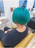 ハイトーン/派手髪/ターコイズブルー/刈り上げボブ/個性的
