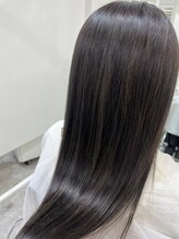 ★髪のうねりやパサつき、ゴワつきなど、髪の質感や見た目の悩みに対して、髪質の改善を目指します。
