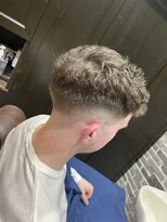 ミリオンバックス 御徒町店(Million Backs)&nbsp;スペインカール/スキンフェード/束感ショート<理容室>[メンズ]