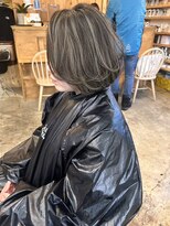 ウィークエンド(WEEKEND)&nbsp;ハイライトグレーカラー　ボブスタイル