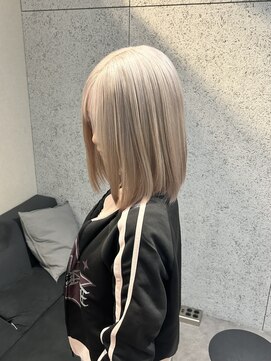 ローレン(Lolen.) ホワイトベージュ×小顔に見せるミディアムヘア