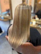 白髪もデザインの一部に！おしゃれを楽しむ「脱・白髪染め」を提案♪