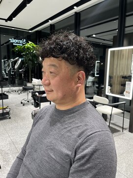 サヴォア(Savoir) 海外風のくりくり大人メンズパーマ。