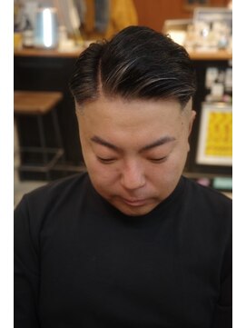 エディ(Edy) スキンフェード刈り上げスパイキーショート外国人風眉毛カット