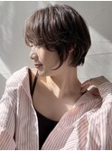 柔らかい抜け感を作り出す ヌーディーブラウン