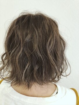 ネオリーブエム(Neolive em;) neolive em ハイライト×マットグレージュ☆