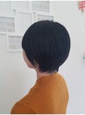 黒髪引き立つクールショート
