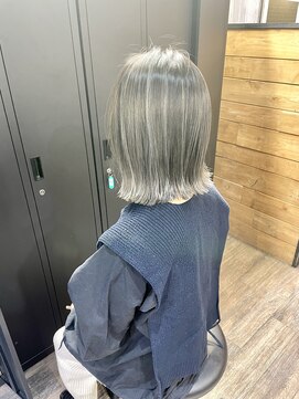 ハグ 横浜(HUG) 切りっぱなしボブ　バレイヤージュ　パールグレー