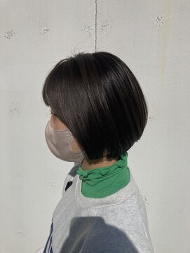 ヌードカラー(NUDE COLOR) 大人っぽいミニボブスタイル