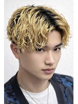 ロア(Roa.)&nbsp;ツイストスパイラルパーマ　センターパート　ブリーチパーマ