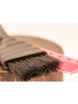 256色以上のカラーから一人一人に合わせて最適な色を配合。年代を問わず楽しめるカラーデザインをご提案。