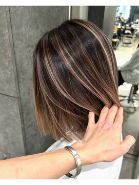 ビビッド(vivid) 外国人風バレイヤージュ切りっぱなしボブシアベージュ
