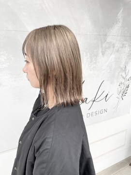 ラキ(Laki) パツっと外はねヘア×2回ブリーチミルクティーグレージュ