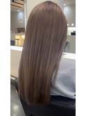 柔らか透け感ベージュの艶ロング