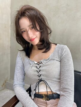 アルテ(ARTE) 顔周りレイヤー×透明感グレージュの艶髪ミディアムレイヤーヘア