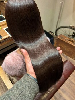 マオ ササキ(Mao Sasaki)の写真/一人ひとりの髪質に合うオーダーメイドトリートメントを提供。髪の内部から潤いに満ちた健康的なツヤ髪へ。