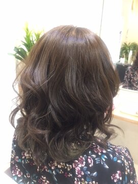 マイン ヘアアンドリラックス(mine) セミロングゆる巻きスタイル