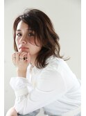 クセも馴染む大人のミディアムレイヤーウルフ