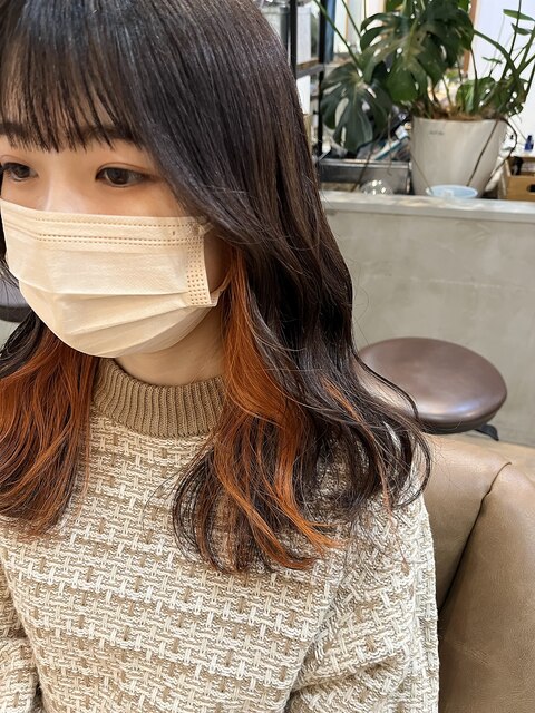 顔まわり韓国風巻き髪とインナーカラーオレンジ
