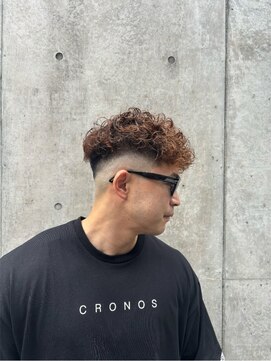 刈部倶楽舞 スキンフェード×スペインカールパーマ！