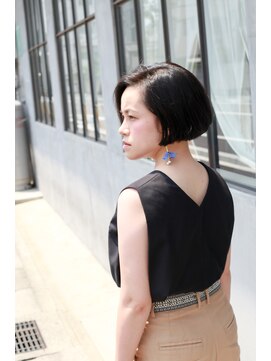 ホワイトルーム(White Room) リップラインの前下がりボブ