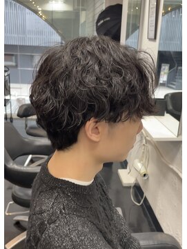 ジュネスゼロニ(JUNES 02) 黒髪韓国風波巻きパーマセンターパート