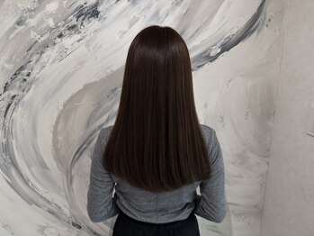 タシット(TACIT)の写真/【うねり・広がり解消】自然な柔らかストレートで、思わず触れたくなるような艶髪へ導きます。