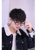眼鏡が映えるヘア メガネ男子 波巻きパーマ 刈り上げマッシュ