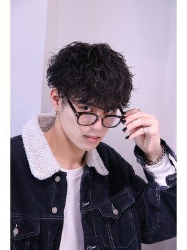 ネイビー(NAVY) 眼鏡が映えるヘア メガネ男子 波巻きパーマ 刈り上げマッシュ