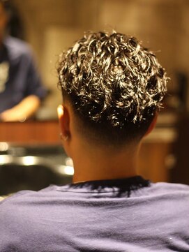 キングスマントーキョー 府中店(KINGSMAN TOKYO) ツーブロックマッシュ/波巻き/ハイライト/束感<理容室><府中駅>