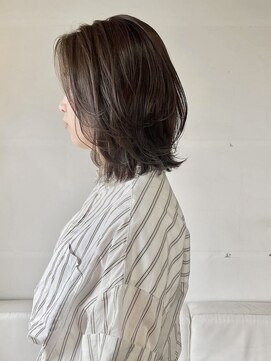 タヴィ(Tavi) 透明感カラーのミディアムレイヤー/くびれヘア/くびれミディ