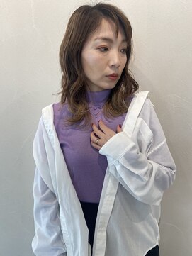 エテレ(etele) etele 奥村梨央が叶える"白シャツ×春カラー"