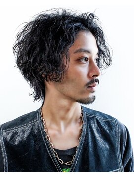 オーシャントーキョー ホワイト 原宿(OCEAN TOKYO WHITE) 波巻きツイストスパイラルパーマセンターパートウルフ刈り上げ