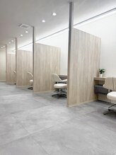 【全席、半個室のセット面】半個室空間で、周りを気にせず髪のお悩みも言いやすいと評判です！