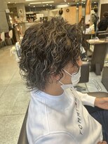 ヘアールーム プリズム(Hair room Prism) ウルフパーマ波巻きハイライト