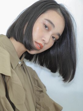 ブティック(boutique) シャープなラインを強調した前下がりストレートボブ