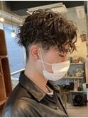 センターパートツイストスパイラルパーマメンズ波巻きパーマ