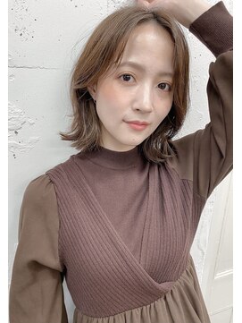 イルウィ(irwi) 【大人かわいい】くびれミディアムヘア　シルキーベージュカラー